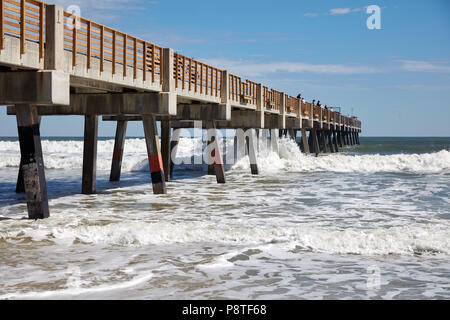 Grandi ondate di colpire il molo a Jacksonville Beach, Florida Foto Stock