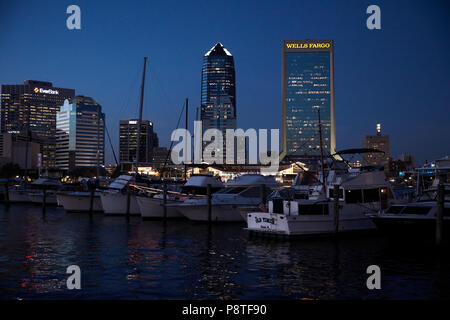 Marina e il centro cittadino di Jacksonville di notte Foto Stock