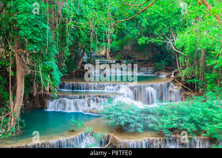 Huai Mae Kamin cascata Srinakarin Dam in Kanchanaburi, Thailandia Foto Stock