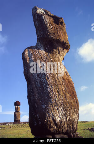 Ahu Tahai con due statue moai uno distante moai con top knot, Isola di Pasqua, Cile Foto Stock