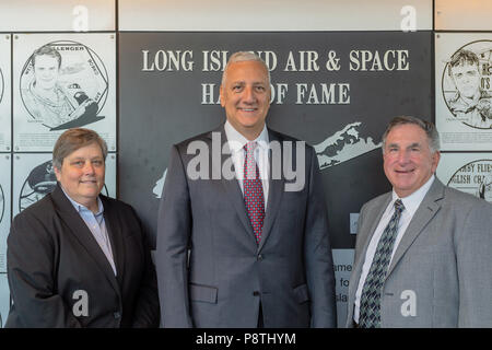 Città Giardino, New York, Stati Uniti d'America. Giugno 21, 2018. L-R, DEBORAH HENLEY, VP Executive Editor di Newsday, rappresentando inductee aviatore e Newsday fondatore Alicia Patterson; Inductee ex astronauta della NASA MIKE MASSIMINO; e Luigi MANCUSO JR, che rappresentano i suoi genitori, inductees Louis e Carol Mancuso, pongono a Long Island Air & Space Hall of Fame muro a culla del Museo dell'aviazione durante la classe di induzione 2018. Foto Stock