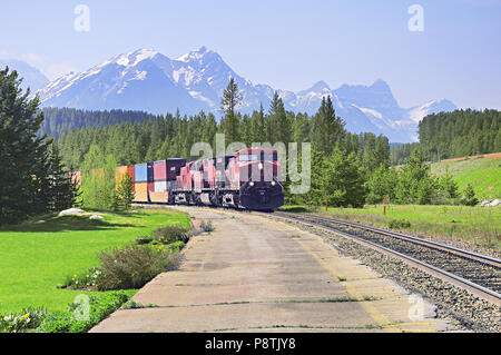 Treno merci si sposta da Vancouver a Calgary. Il lago Louise station. In Canada. Foto Stock