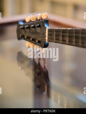 Focus sul dettaglio di un folk antico strumento musicale mandolino Foto Stock