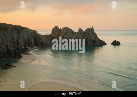 Tramonto su Logan Rock Porthcurno vicino a West Cornwall Foto Stock