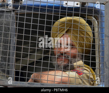 Srinagar Kashmir. 13 Luglio, 2018.indiano truppe paramilitari avviso sorge nei pressi di un Martire cimitero a Srinagar, la capitale estiva della controllata indiana Kashmir India, durante una cerimonia di premiazione che si terrà a segnare il martirio anniversario della Kashmiris ucciso dall'esercito di un re indù. Le autorità indiane a Srinagar distribuito migliaia di personale di sicurezza nelle principali città di Srinagar per impedire l'anti-Indiani proteste nell'area del centro cittadino di Srinagar. Credito: SOPA Immagini limitata/Alamy Live News Foto Stock