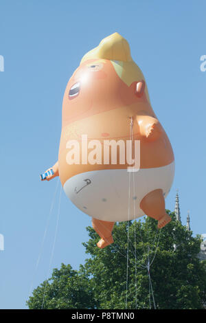 Londra REGNO UNITO. 13 luglio 2018. Un gigante di 18 piedi di altezza riempito di elio blimp del Presidente Trump raffigurato come un arrabbiato baby è sospeso in piazza del Parlamento come una divertente protesta contro il Regno Unito visita del presidente americano di credito: amer ghazzal/Alamy Live News Foto Stock