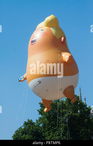 Londra REGNO UNITO. 13 luglio 2018. Manifestanti con cartelli si riuniscono in piazza del Parlamento come un piede 18 riempito di elio Trump Baby Blimp è sospesa da coincidere con th visita del Presidente americano Donald Trump in Gran Bretagna Credito: amer ghazzal/Alamy Live News Foto Stock