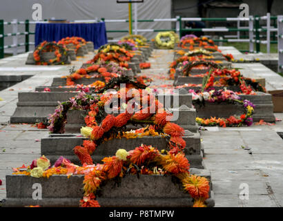 Budgam, Jammu e Kashmir in India. 13 Luglio, 2018. Le corone possono essere visto la posa su graves al martire il cimitero a Srinagar, la capitale estiva della controllata indiana Kashmir India, durante una cerimonia di premiazione che si terrà a segnare il martirio anniversario della Kashmiris ucciso dall'esercito di un re indù. Le autorità indiane a Srinagar distribuito migliaia di personale di sicurezza nelle principali città di Srinagar per impedire l'anti-Indiani proteste nell'area del centro cittadino di Srinagar. Ogni anno il 13 luglio Kashmir osserva il martirio anniversario di 23 musulmani che sono stati uccisi dalle forze del Maharaja Hari Singh nel 1931 Foto Stock