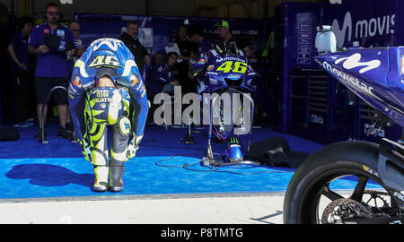 Hohenstein-ernstthal, Germania. 13 Luglio, 2018. Motorsport Grand Prix in Germania, prima di formazione aperto sull'anello di Sassonia. Rider Valentino Rossi (Italia, Team Yamaha) preparandosi per la formazione. Credito: Jan Woitas/dpa-Zentralbild/dpa/Alamy Live News Foto Stock