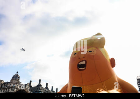 Londra REGNO UNITO. 13 luglio 2018. Manifestanti con cartelli si riuniscono in piazza del Parlamento come un piede 18 riempito di elio Trump Baby Blimp è sospesa da coincidere con th visita del Presidente americano Donald Trump in Gran Bretagna Credito: amer ghazzal/Alamy Live News Foto Stock