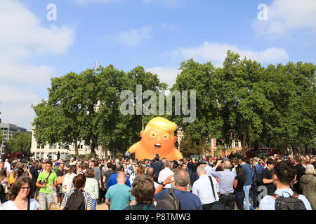 Londra REGNO UNITO. 13 luglio 2018. Manifestanti con cartelli si riuniscono in piazza del Parlamento come un piede 18 riempito di elio Trump Baby Blimp è sospesa da coincidere con th visita del Presidente americano Donald Trump in Gran Bretagna Credito: amer ghazzal/Alamy Live News Foto Stock