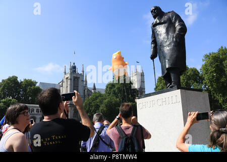 Londra REGNO UNITO. 13 luglio 2018. Manifestanti con cartelli si riuniscono in piazza del Parlamento come un piede 18 riempito di elio Trump Baby Blimp è sospesa da coincidere con th visita del Presidente americano Donald Trump in Gran Bretagna Credito: amer ghazzal/Alamy Live News Foto Stock