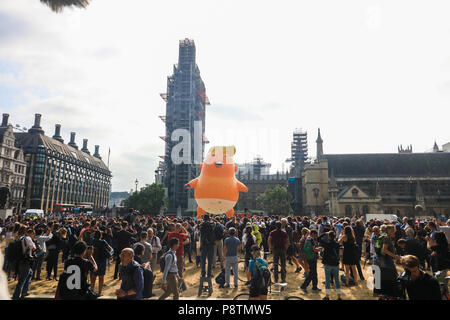 Londra REGNO UNITO. 13 luglio 2018. Manifestanti con cartelli si riuniscono in piazza del Parlamento come un piede 18 riempito di elio Trump Baby Blimp è sospesa da coincidere con th visita del Presidente americano Donald Trump in Gran Bretagna Credito: amer ghazzal/Alamy Live News Foto Stock