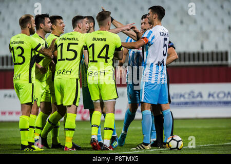 Novi Sad Serbia. 12 Luglio, 2018. Il palmers di Coleraine FC parla con l'arbitro dopo di lui la decisione Credito: Nikola Krstic/Alamy Live News Foto Stock