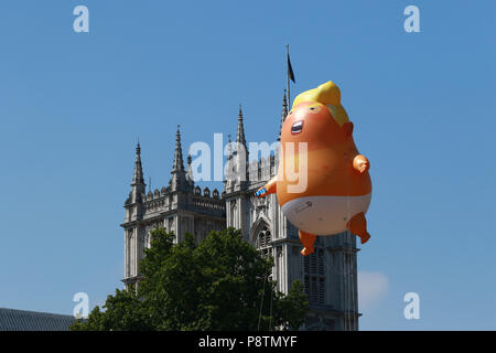 Londra, Regno Unito. 13 Luglio, 2018. Un Donald Trump Baby Blimp, beffando il presidente americano, vola sopra Piazza di Westminster a Londra, come il Presidente degli Stati Uniti d'America in visita a Londra e ha incontri con il Primo Ministro Theresa Maggio e HM Queen Elizabeth II. Donald Trump Baby Blimp protesta, Londra, il 13 luglio 2018. Credito: Paolo Marriott/Alamy Live News Foto Stock