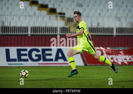 Novi Sad Serbia. 12 Luglio, 2018. Avanti Jamie Mcgonigle di Coleraine FC viene eseguito con la sfera Credito: Nikola Krstic/Alamy Live News Foto Stock