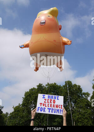 Londra, UK, 13 luglio 2018. La Donald Trump Baby Blimp palloncino vola sopra la piazza del Parlamento nel corso di una manifestazione di protesta a Londra Credito: RM Premere/Alamy Live News Foto Stock