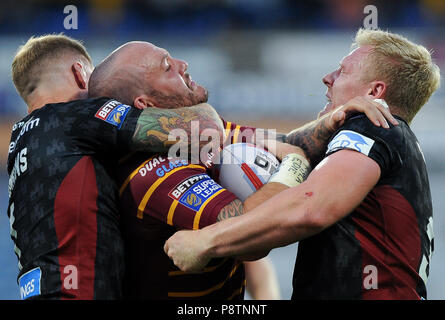 John Smiths Stadium, Huddersfield, Regno Unito. 12 Luglio, 2018. Betfred Super League Rugby, Huddersfield Giants Vs Wigan Warriors; Dale Ferguson di Huddersfield Giants tasse il paranco da Wigan Warriors Sam Tomkins e Gabe Hamlin. Dean Williams/Alamy Live News Foto Stock