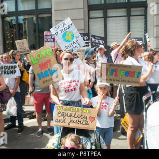 Il centro di Londra. Regno Unito. 13 luglio 2018. Migliaia di proteste contro Donald Trump UK visita. Michael Tubi / Alamy Live News. Foto Stock