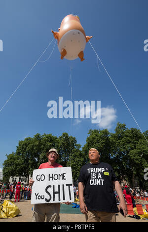 Londra, Regno Unito. 13 Luglio, 2018. Dimostrazione Anti-Trump richiama migliaia di manifestanti per la città il giorno del Presidente USA Donald Trump inizia la sua visita nel Regno Unito. Credito: Guy Corbishley/Alamy Live News Foto Stock