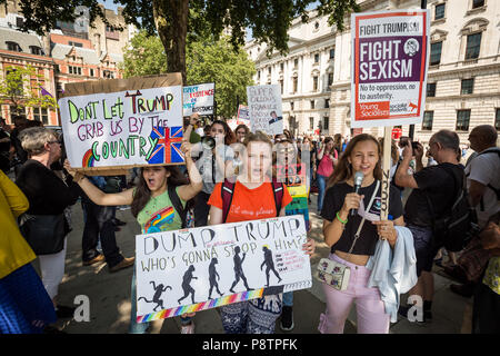 Londra, Regno Unito. 13 Luglio, 2018. Dimostrazione Anti-Trump richiama migliaia di manifestanti per la città il giorno del Presidente USA Donald Trump inizia la sua visita nel Regno Unito. Credito: Guy Corbishley/Alamy Live News Foto Stock