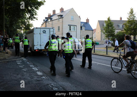 Il Palazzo di Blenheim, UK. 12 luglio 2018. La polizia camminare al fianco di un fake Trump convoglio come se si trattasse di una cavalcata. Credito: Philippa McAllister/Alamy Live News Foto Stock