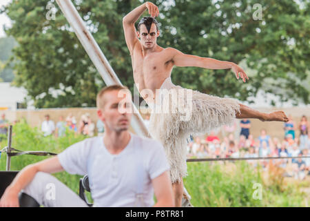 Matthew Bournes nuove avventure effettuare un excert di Swan Lake sul lungomare tappa - il 2018 Latitude Festival, Henham Park. Suffolk 13 luglio 2018 Credit: Guy Bell/Alamy Live News Foto Stock