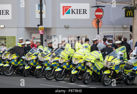 Londra, Regno Unito. 13 Luglio, 2018. Anti-Trump manifestazioni hanno luogo nel centro di Londra come il Presidente degli Stati Uniti in visita nel Regno Unito con una elevata presenza di polizia nel West End. Credito: Malcolm Park/Alamy Live News. Foto Stock