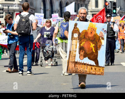 Londra, 13 luglio. Migliaia marzo da Portland Place a Piazza del Parlamento per protestare contro il presidente Donald Trump in visita al Regno Unito. Fumettista politico Kaya Mar presso la testa del primo marzo con una delle sue opere Credito: PjrFoto/Alamy Live News Foto Stock