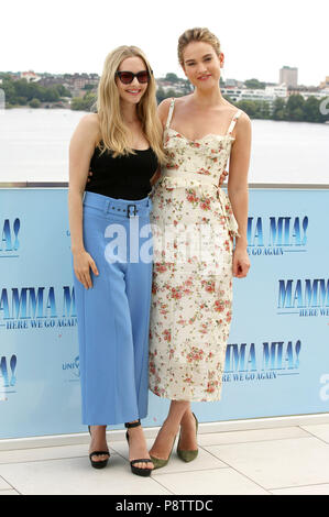 Amanda Seyfried e Lily James durante il 'Mamma Mia! Qui andiamo ancora' photocall a Fontenay Hotel il 12 luglio 2018 ad Amburgo, in Germania. Foto Stock