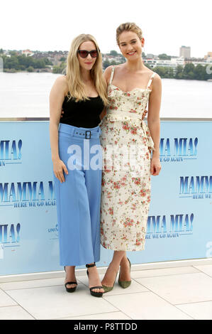 Amanda Seyfried e Lily James durante il 'Mamma Mia! Qui andiamo ancora' photocall a Fontenay Hotel il 12 luglio 2018 ad Amburgo, in Germania. Foto Stock