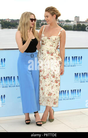 Amanda Seyfried e Lily James durante il 'Mamma Mia! Qui andiamo ancora' photocall a Fontenay Hotel il 12 luglio 2018 ad Amburgo, in Germania. Foto Stock