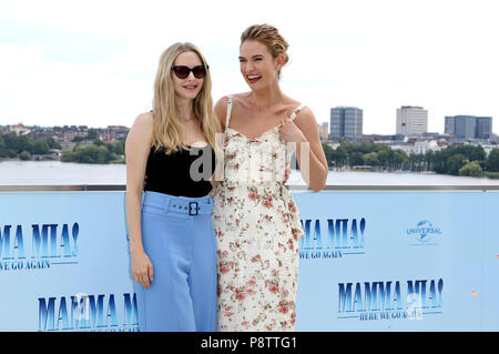 Amanda Seyfried e Lily James durante il 'Mamma Mia! Qui andiamo ancora' photocall a Fontenay Hotel il 12 luglio 2018 ad Amburgo, in Germania. Foto Stock