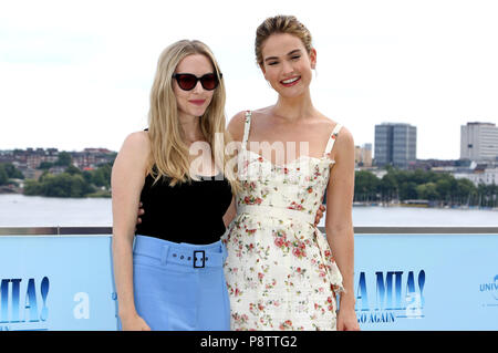 Amanda Seyfried e Lily James durante il 'Mamma Mia! Qui andiamo ancora' photocall a Fontenay Hotel il 12 luglio 2018 ad Amburgo, in Germania. Foto Stock