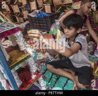 Kolkata. 13 Luglio, 2018. Un ragazzo indiano prepara il carro per i clienti alla vigilia di Rath Yatra festival di Calcutta, in India il 13 luglio 2018. Credito: Tumpa Mondal/Xinhua/Alamy Live News Foto Stock