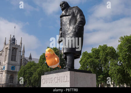 La piazza del Parlamento, Londra, Regno Unito. 13 Luglio, 2018. Anti-Trump dimostrazioni in London kick off con il sollevamento di un'arancia Trump blimp indossando un pannolino e in possesso di un telefono cellulare, visto dietro la statua di Winston Churchill in piazza del Parlamento, come il Presidente degli Stati Uniti in visita nel Regno Unito. Credito: Malcolm Park/Alamy Live News. Foto Stock