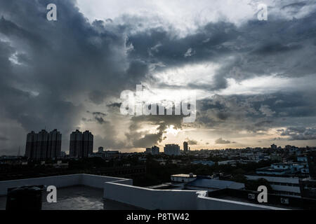 Kolkata, India. 13 Luglio, 2018. Monsoon cloud hover nel cielo per acquazzone in Kolkata, India, il 13 luglio 2018. Credito: Tumpa Mondal/Xinhua/Alamy Live News Foto Stock