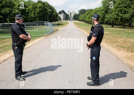 Windsor, Regno Unito. 13 Luglio, 2018. I funzionari di polizia sul dovere sulla lunga passeggiata al di fuori del Castello di Windsor durante la visita del Presidente americano Donald Trump per incontrare la Regina per il tè del pomeriggio. Una sezione della lunga passeggiata è stata chiusa al pubblico. Credito: Mark Kerrison/Alamy Live News Foto Stock