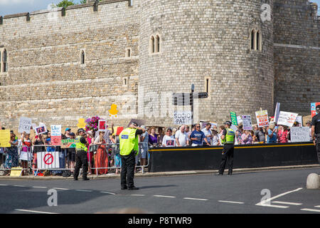 Windsor, Regno Unito. 13 Luglio, 2018. I manifestanti contro la visita nel Regno Unito del Presidente americano Donald Trump al di fuori del Castello di Windsor, dove egli è pianificata per soddisfare la Regina per il tè del pomeriggio. Le proteste sono tenuti ad essere presenti in tutte le sedi nel Regno Unito per essere visitato dal presidente degli Stati Uniti e a Londra e una grande operazione di polizia è in posizione in corrispondenza di tutti i siti di protesta. Credito: Mark Kerrison/Alamy Live News Foto Stock