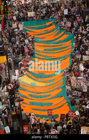 Il centro di Londra. Regno Unito. 13 luglio 2018. Migliaia di proteste contro Donald Trump UK visita. Foto Stock