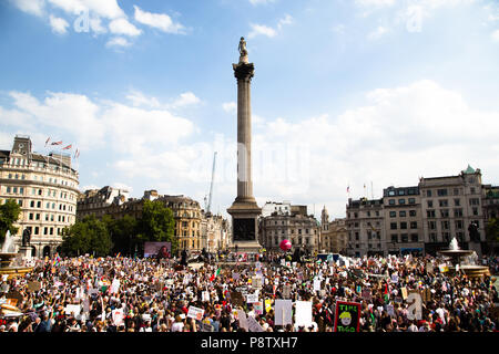 Londra REGNO UNITO13th Luglio 2018 manifestanti prendere parte a una manifestazione contro il Presidente Trump's visita al Regno Unito in Trafalgar Square Credit: Thabo Jaiyesimi/Alamy Live News Foto Stock