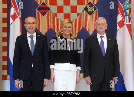 Zagabria, Croazia. 13 Luglio, 2018. Il presidente croato Kolinda Grabar-Kitarovic (C) e il ministro della difesa di Damir Krsticevic (L) ricevere il Segretario alla difesa degli Stati Uniti James N. Mattis a Zagabria in Croazia, il 13 luglio 2018. Mattis arrivarono a Zagabria il giovedì dopo aver partecipato ai 2 giorni di vertice della NATO a Bruxelles. Credito: Marko Lukunic/Xinhua/Alamy Live News Foto Stock