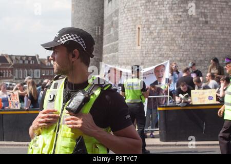 Windsor, Regno Unito. 13 luglio 2018. Windsor, Regno Unito - Proteste come Donald Trump visiti la regina al Castello di Windsor Credito: Andrew Spiers/Alamy Live News Foto Stock