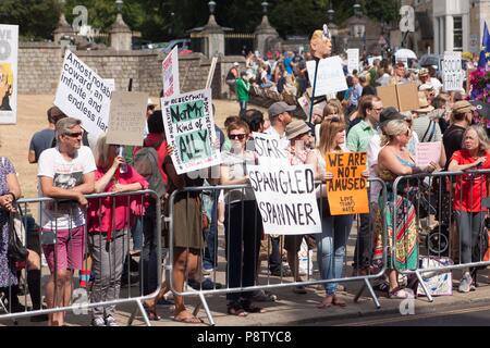 Windsor, Regno Unito. 13 luglio 2018. Windsor, Regno Unito - Proteste come Donald Trump visiti la regina al Castello di Windsor Credito: Andrew Spiers/Alamy Live News Foto Stock