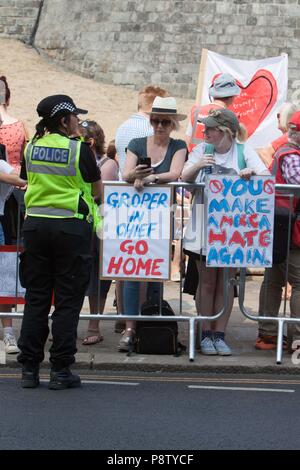 Windsor, Regno Unito. 13 luglio 2018. Windsor, Regno Unito - Proteste come Donald Trump visiti la regina al Castello di Windsor Credito: Andrew Spiers/Alamy Live News Foto Stock