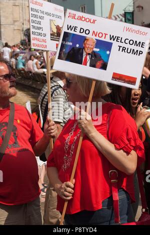 Windsor, Regno Unito. 13 luglio 2018. Windsor, Regno Unito - Proteste come Donald Trump visiti la regina al Castello di Windsor Credito: Andrew Spiers/Alamy Live News Foto Stock