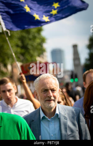 Londra, UK 13 Luglio, 2018. Jeremy Corbyn passeggiate a Trafalgar Square giù Whitehall. Andy Barton/Alamy Live News Foto Stock