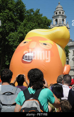 La Donald Trump palloncino gonfiabile a Londra in piazza del Parlamento. Foto Stock