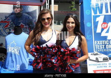 Toronto, Canada. 13 luglio 2018. La bandiera verde è fuori come la pratica è in corso di svolgimento a Honda Indy festeggiamenti in Toronto Ontario Canada. Driver warm up per le strade di Toronto ottenere pronto per domani le manche di qualificazione e la gara di domenica 14 luglio. Toronto Rock cheerleaders sono al 2018 Honda Indy. Luca Durda/Alamy Live News Foto Stock