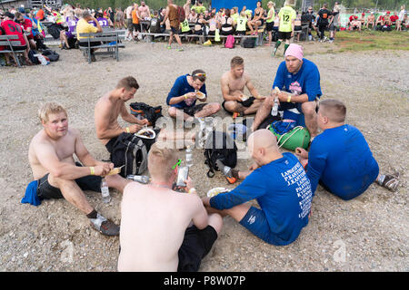 Hyrynsalmi, Finlandia, 13 luglio 2018. La palude Coppa del Mondo di Calcio 2018 in Ukkohalla Hyrnsalmi. Circa 2000 concorrenti partecipano ogni anno in tutto il mondo più antichi della palude torneo di calcio. Nella foto: Azione e scene di folla dalla formazione di vesciche hot primo giorno. Le temperature aumentato di quasi 30 gradi centigradi e che è stata molto dura per le squadre e i propri tifosi. Immagine: Rob Watkins/Alamy News Foto Stock